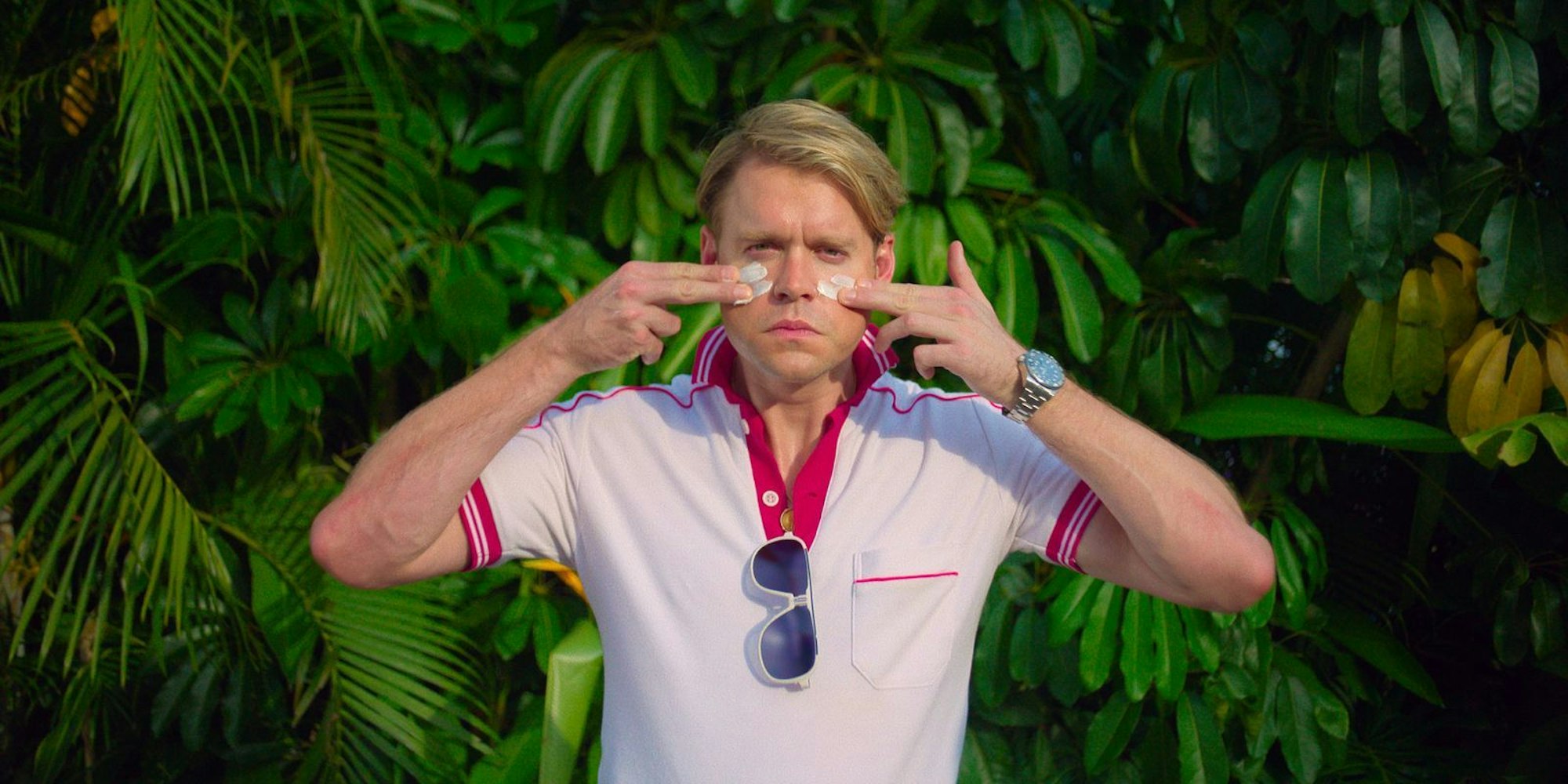Chord Overstreet, bekannt aus der Serie „Glee“, ist einer der wenigen US-amerikanischen Darsteller in der bilingual gedrehten Serie. Er verkörpert Chad, den Sohn der Resort-Besitzerin, der als Hauptgeschäftsführer fungiert. (Bild: Apple TV+)