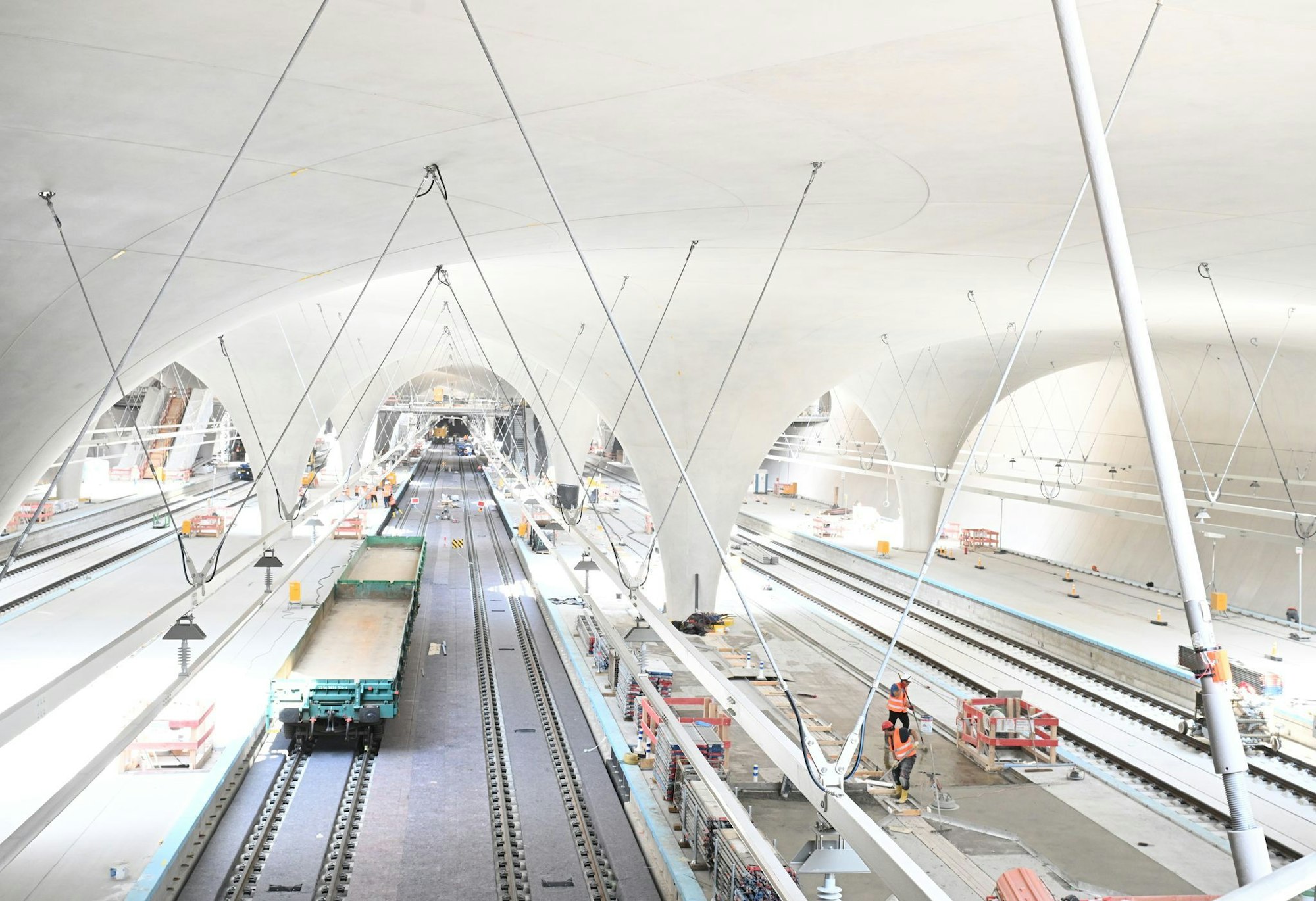 Ab Dezember 2026 sollen Züge des Fernverkehrs zum größten Teil im neuen Stuttgarter Tiefbahnhof enden. Der Regionalverkehr muss laut Bahn aber noch zum Teil bis Juli 2027 in den alten Kopfbahnhof fahren. (Archivbild)