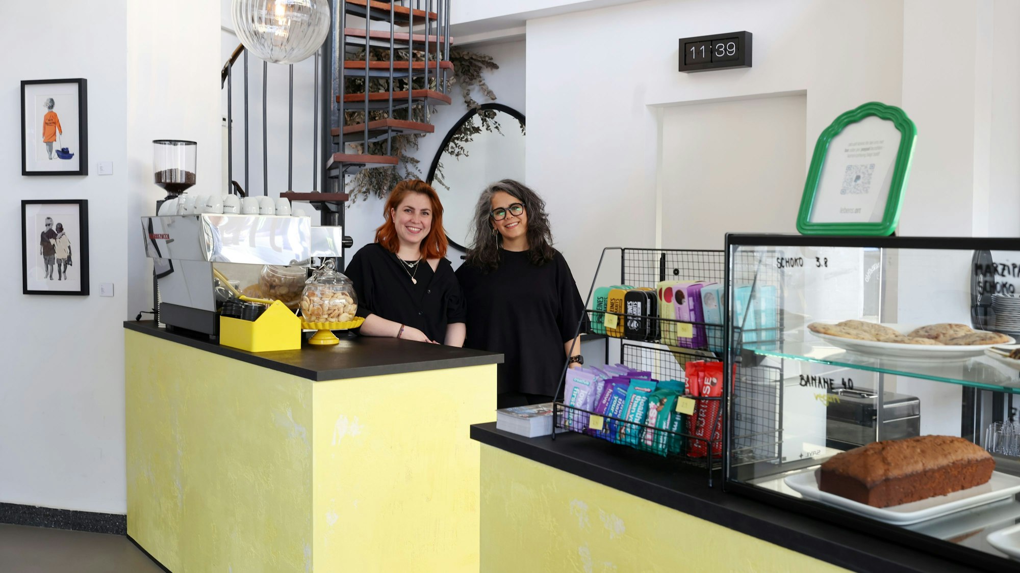 Das Bild zeigt Fatma Sayak und Sezen Esra Peker in ihrem Café.