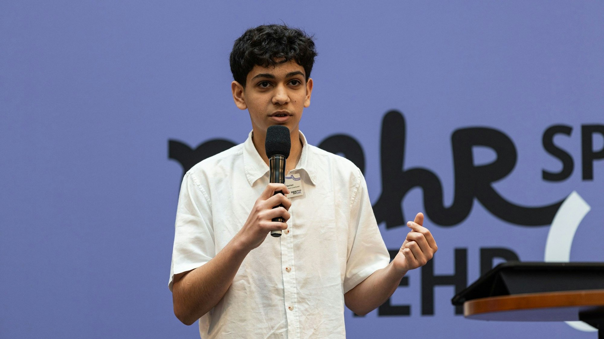 Schüler Ahmad Sarhan beim Mehrsprachigkeitswettbewerb „Mehr Sprachen – mehr Wir“