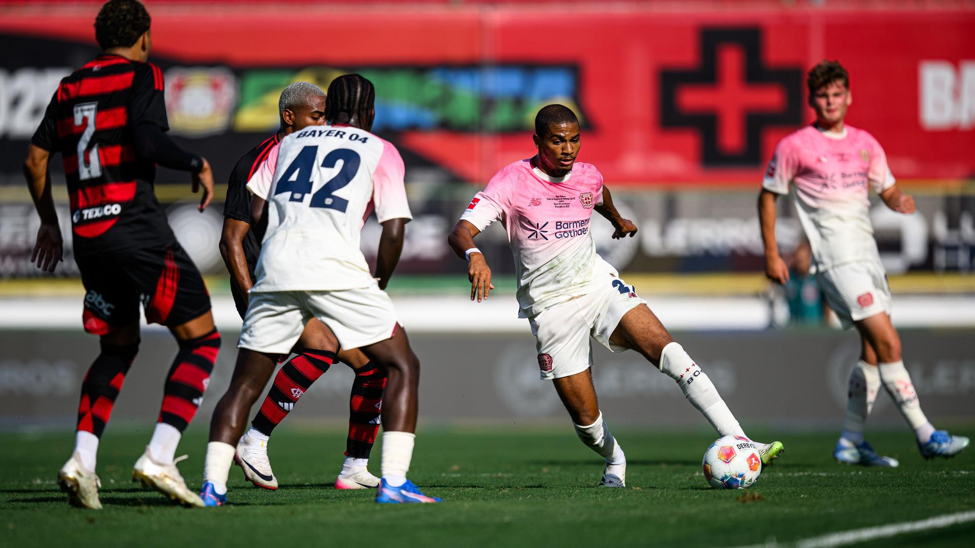 Bayer 04 im Testspiel gegen CR Flamengo. Am Ball: Amine Adli.