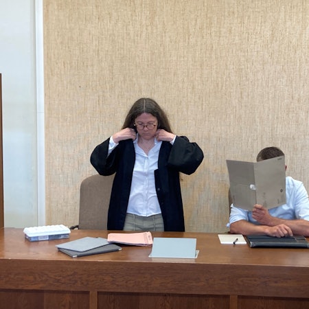 Der Angeklagte und seine Anwältin Dörthe Clemens am Freitag im Amtsgericht Köln.