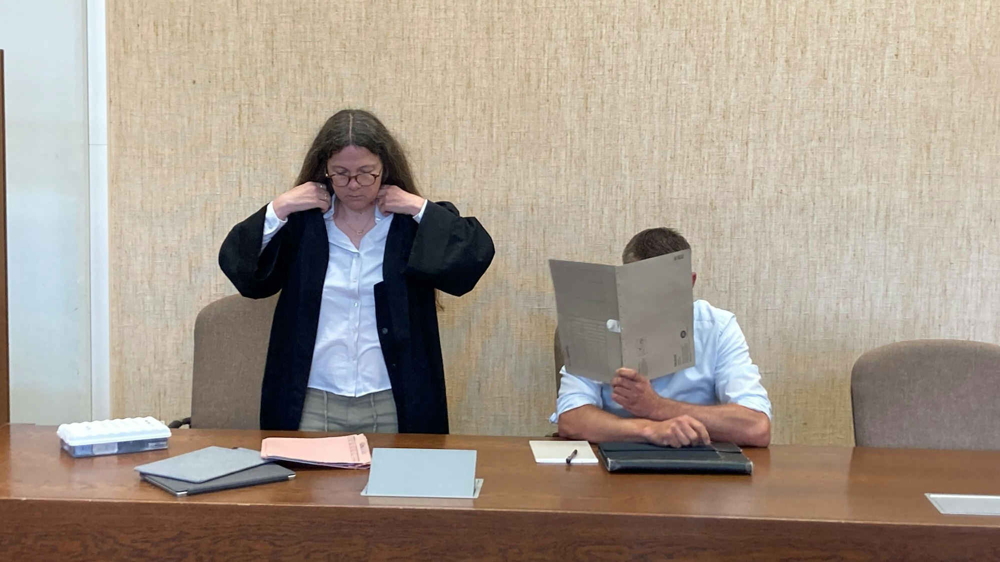 Der Angeklagte und seine Anwältin Dörthe Clemens am Freitag im Amtsgericht Köln.