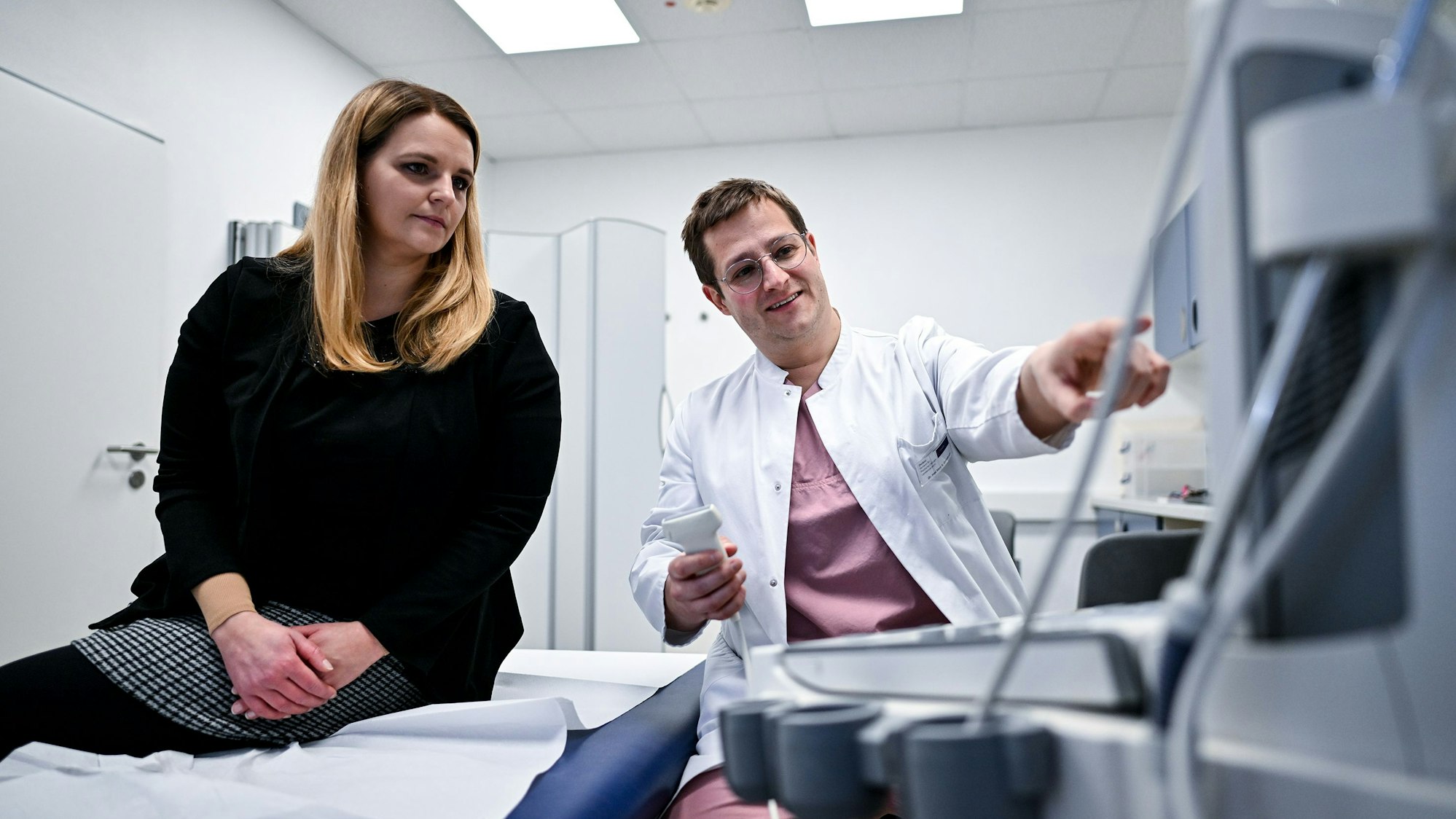 Dr. Marc André Quambusch, Chefarzt vom Contilia Lipödemzentrum im St. Josef-Krankenhaus in Essen-Kupferdreh, bespricht Behandlungsmöglichkeiten mit einer Lipödem-Patientin. (Archivbild)