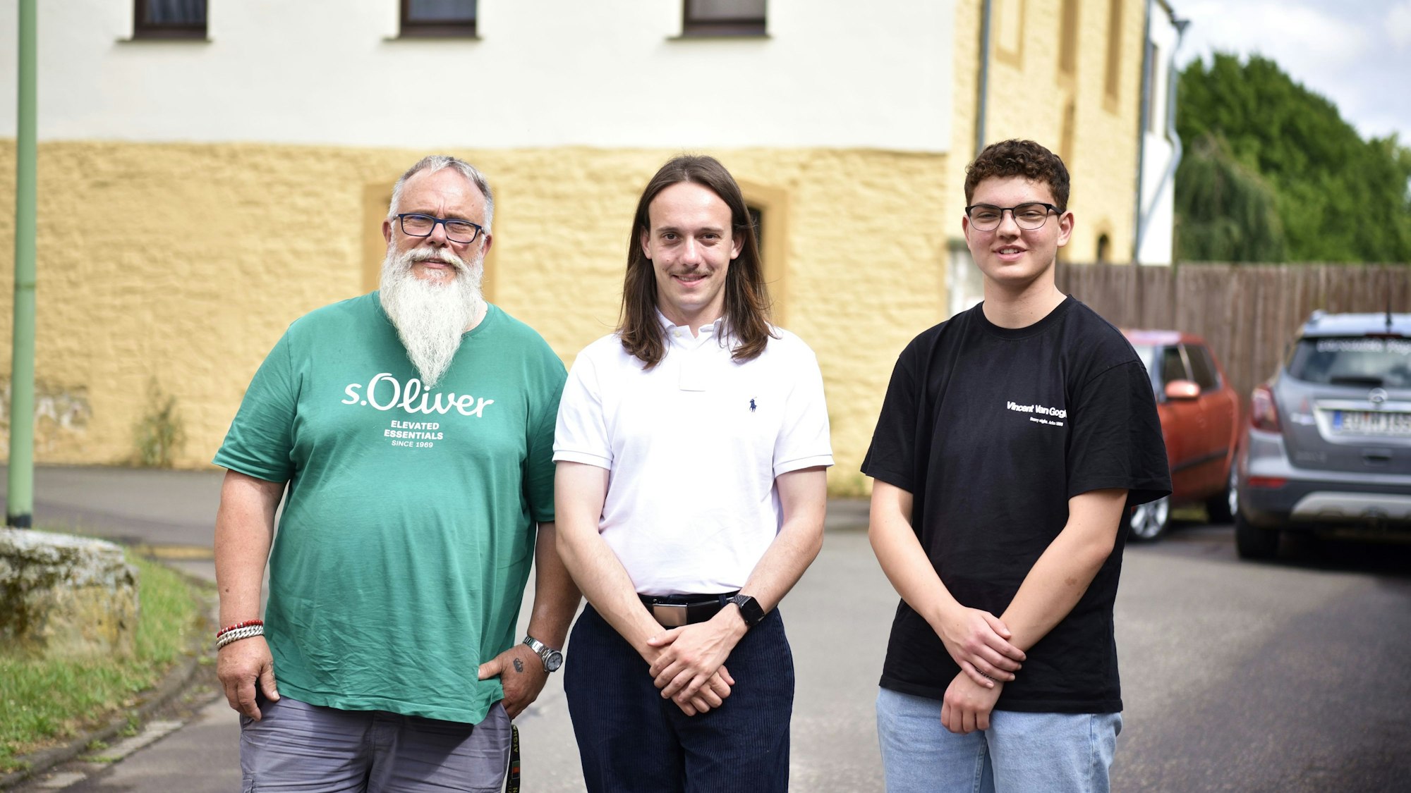 Franz Josef Mörsch, Alexander Falkenberg und Kilian Schuba (von links) stehen nebeneinander auf einer Straße.