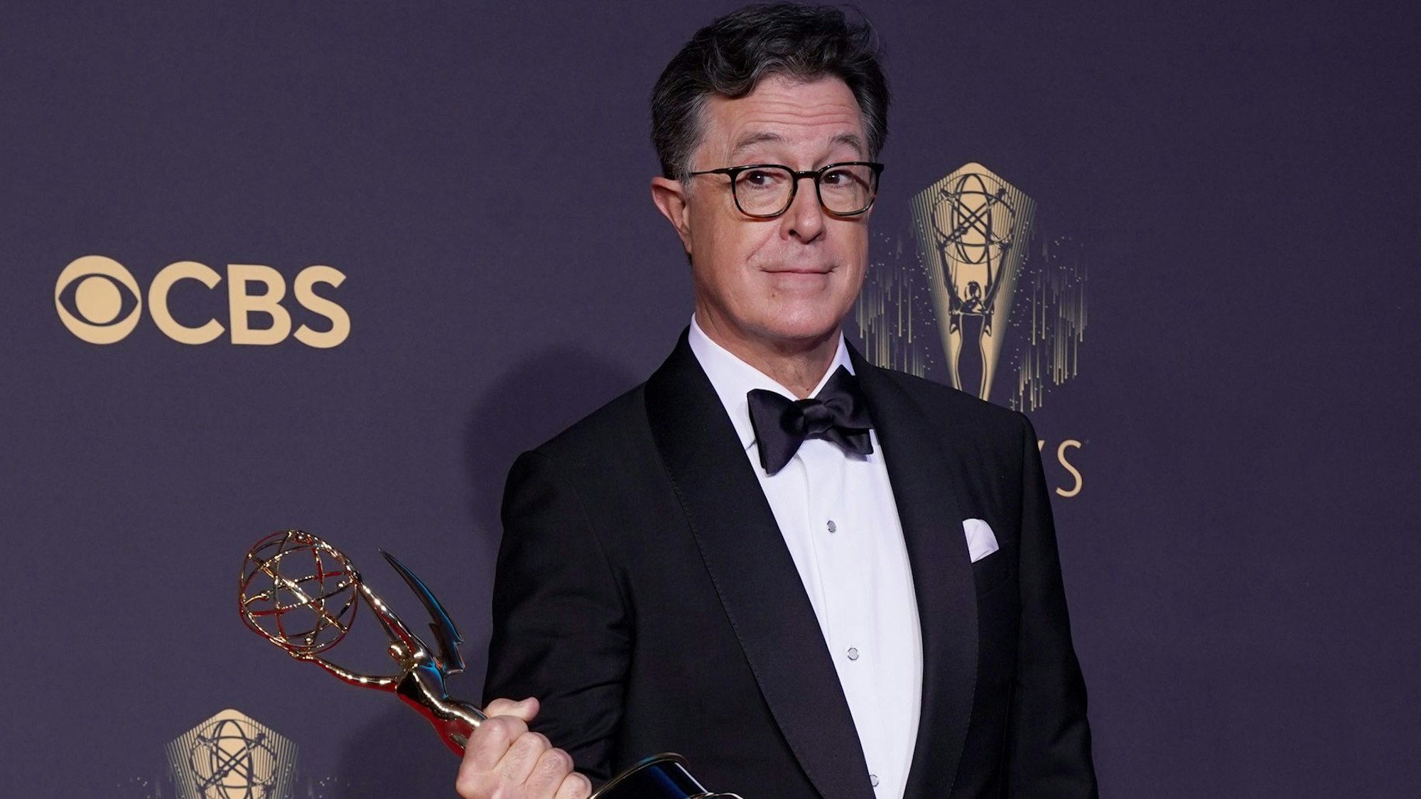 Stephen T. Colbert posiert mit dem Preis für ein herausragendes Varieté-Special (live) für "Stephen Colbert's Election Night 2020: Democracy's Last Stand Building Back America Great Again Better 2020" bei den 73. Primetime Emmy Awards im L.A. Live in Los Angeles.