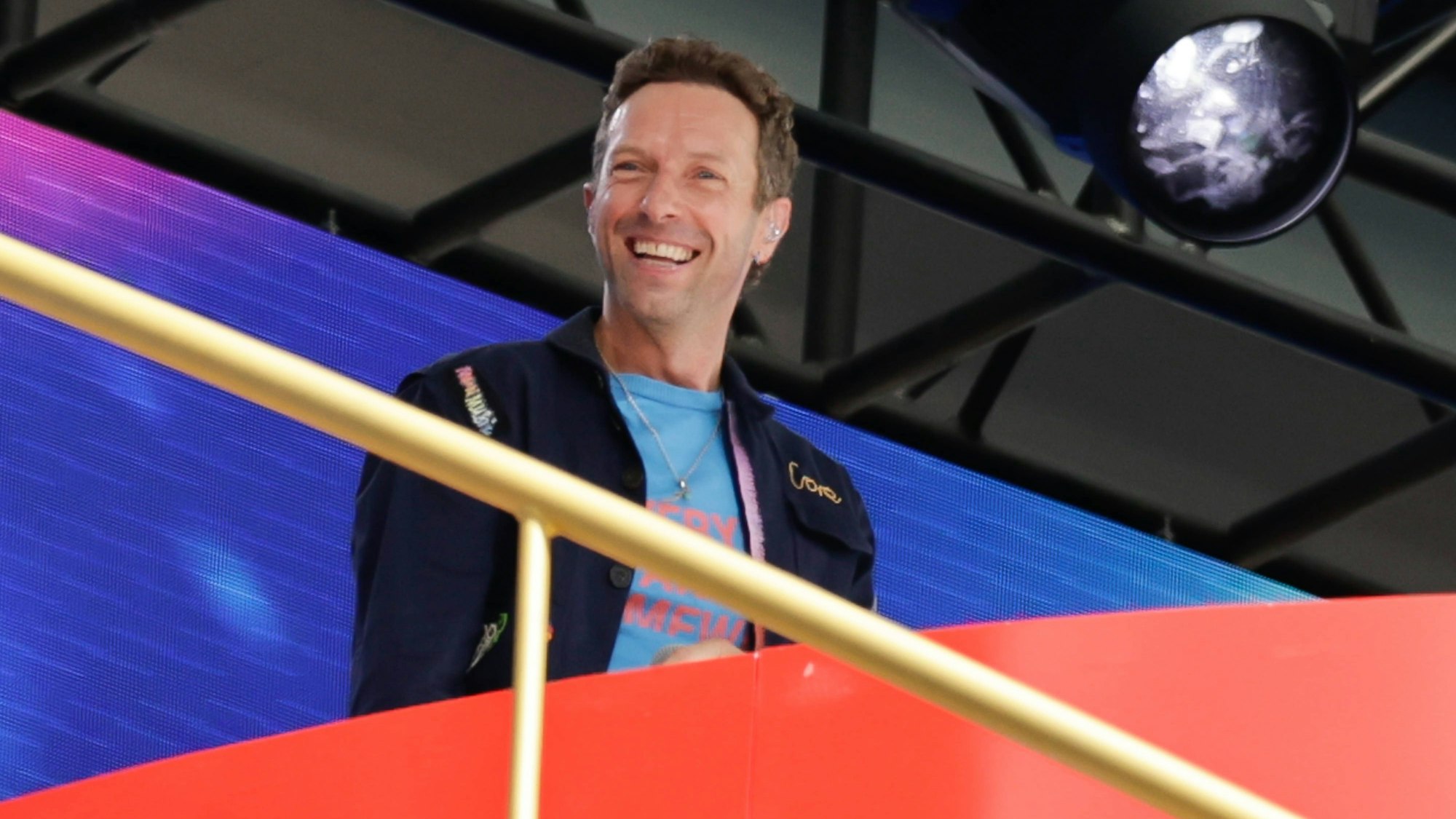 Coldplay-Sänger Chris Martin auf der Bühne.