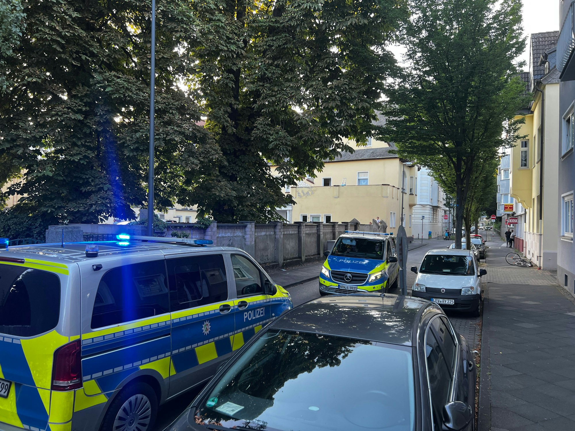 Nach der Randale bei der Großfamilie stehen Polizeiwagen in der Kaiserstraße.
