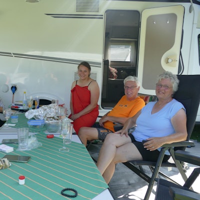 Die Familien Thewes und Haase campen gemeinsam, ihre Wohnmobile stehen nebeneinander.