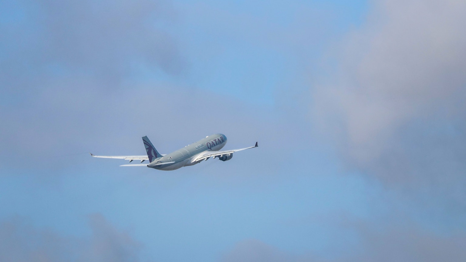 Ein Flugzeug der Qatar Airways startet nach Afghanistan. Die Landesregierung von NRW setzt darauf, dass mehr Flüchtlinge freiwillig in ihre Herkunftsländer zurückkehren.