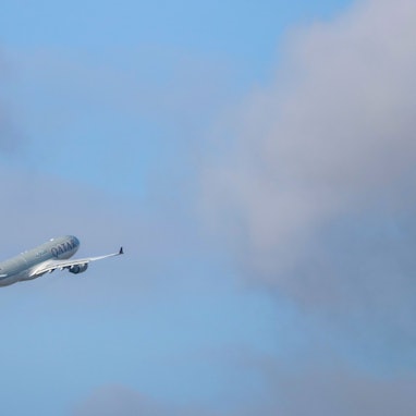 Ein Flugzeug der Qatar Airways startet nach Afghanistan. Die Landesregierung von NRW setzt darauf, dass mehr Flüchtlinge freiwillig in ihre Herkunftsländer zurückkehren.