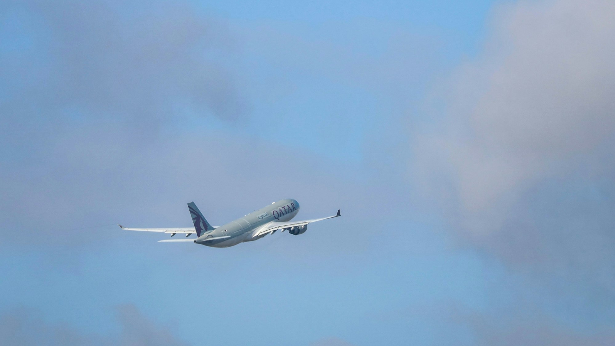 Ein Flugzeug der Qatar Airways startet nach Afghanistan. Die Landesregierung von NRW setzt darauf, dass mehr Flüchtlinge freiwillig in ihre Herkunftsländer zurückkehren.