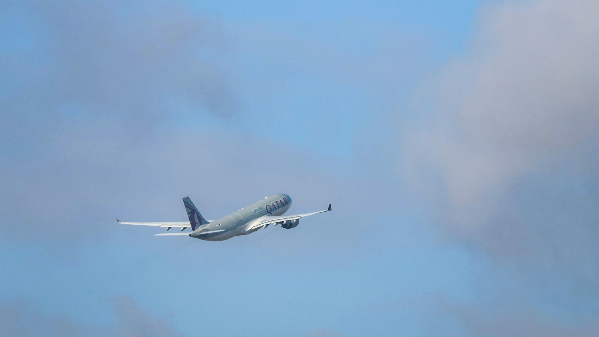 Ein Flugzeug der Qatar Airways startet nach Afghanistan. Die Landesregierung von NRW setzt darauf, dass mehr Flüchtlinge freiwillig in ihre Herkunftsländer zurückkehren.
