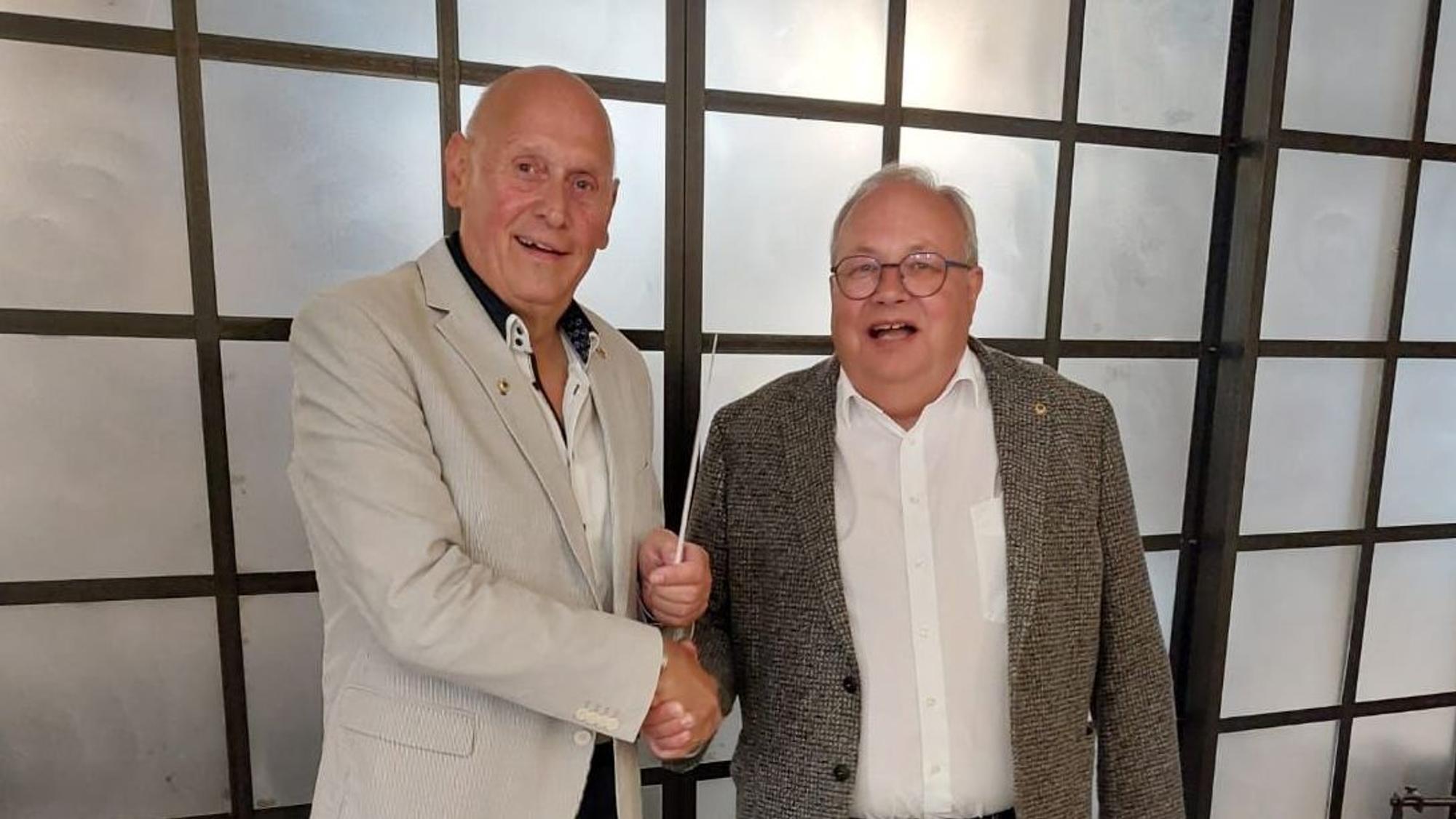 Zwei Männer reichen sich die Hand.