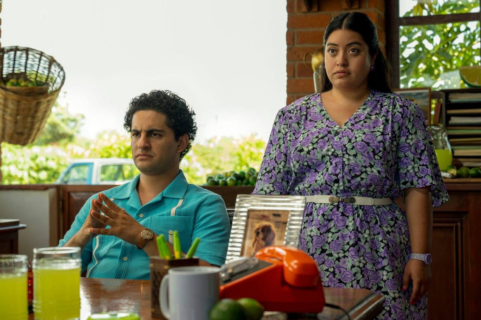 Keyla Monterroso Mejia kennt man vor allem aus der Serie „Curb Your Enthusiasm“. In „Acapulco“ spielt sie Máximos (Enrique Arrizon) Assistentin. (Bild: Apple TV+)