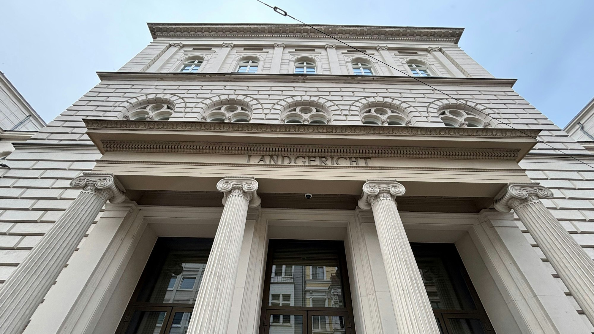 Aufnahme des Bonner Landgerichts aus der Froschperspektive.