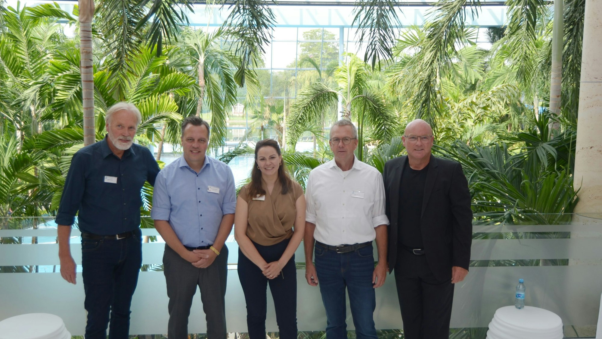Das Bild zeigt die Gruppe in der Therme Euskirchen, im Hintergrund Palmen, Wasser und eine Glasfassade.