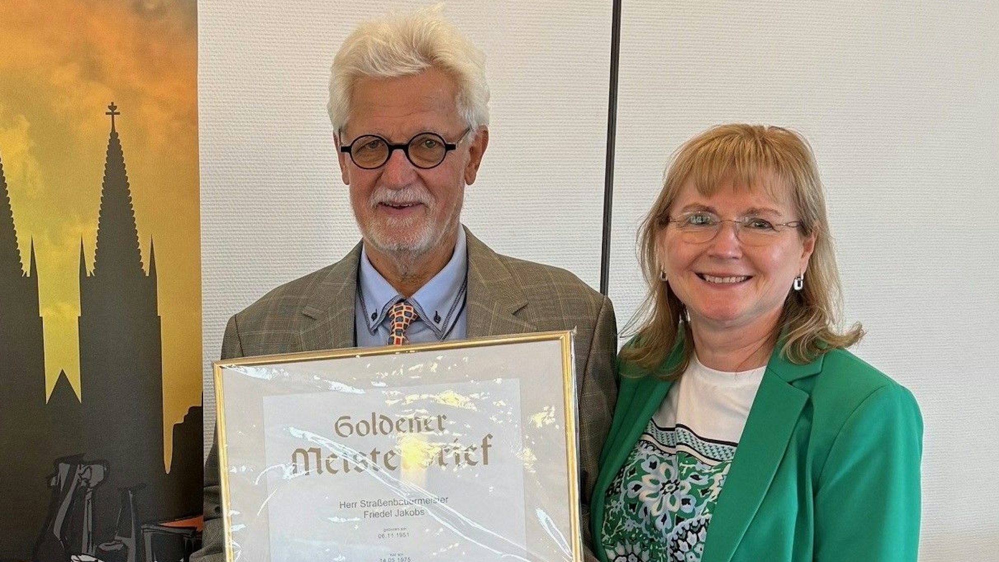 Den Goldenen Meisterbrief erhielt Friedel Jacobs überreicht von Innungsgeschäftsführerin Bettina Dietrich.