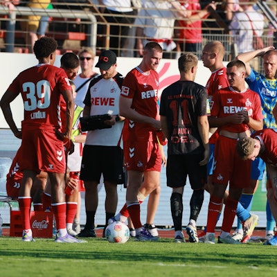 Das 2:2 im Test bei Fortuna Köln sorgte bei den FC-Profis und ihrem Trainer für lange Gesichter.