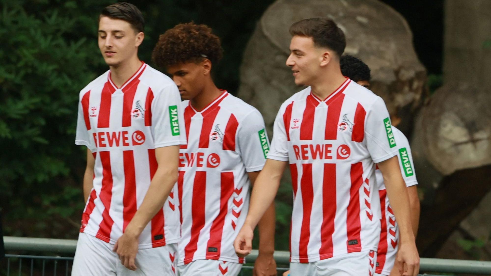 Said El Mala mit Bruder Malek auf dem Weg zum FC-Mannschaftsfoto.