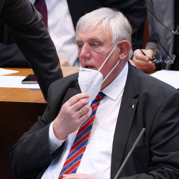 Karl-Josef Laumann (CDU), Gesundheitsminister von Nordrhein-Westfalen, sitzt im Februar 2022 mit einer FFP2-Maske im Landtag.