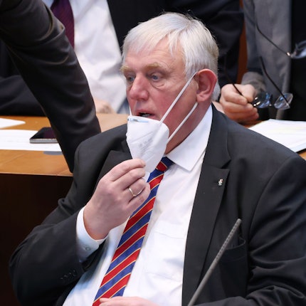 Karl-Josef Laumann (CDU), Gesundheitsminister von Nordrhein-Westfalen, sitzt im Februar 2022 mit einer FFP2-Maske im Landtag.