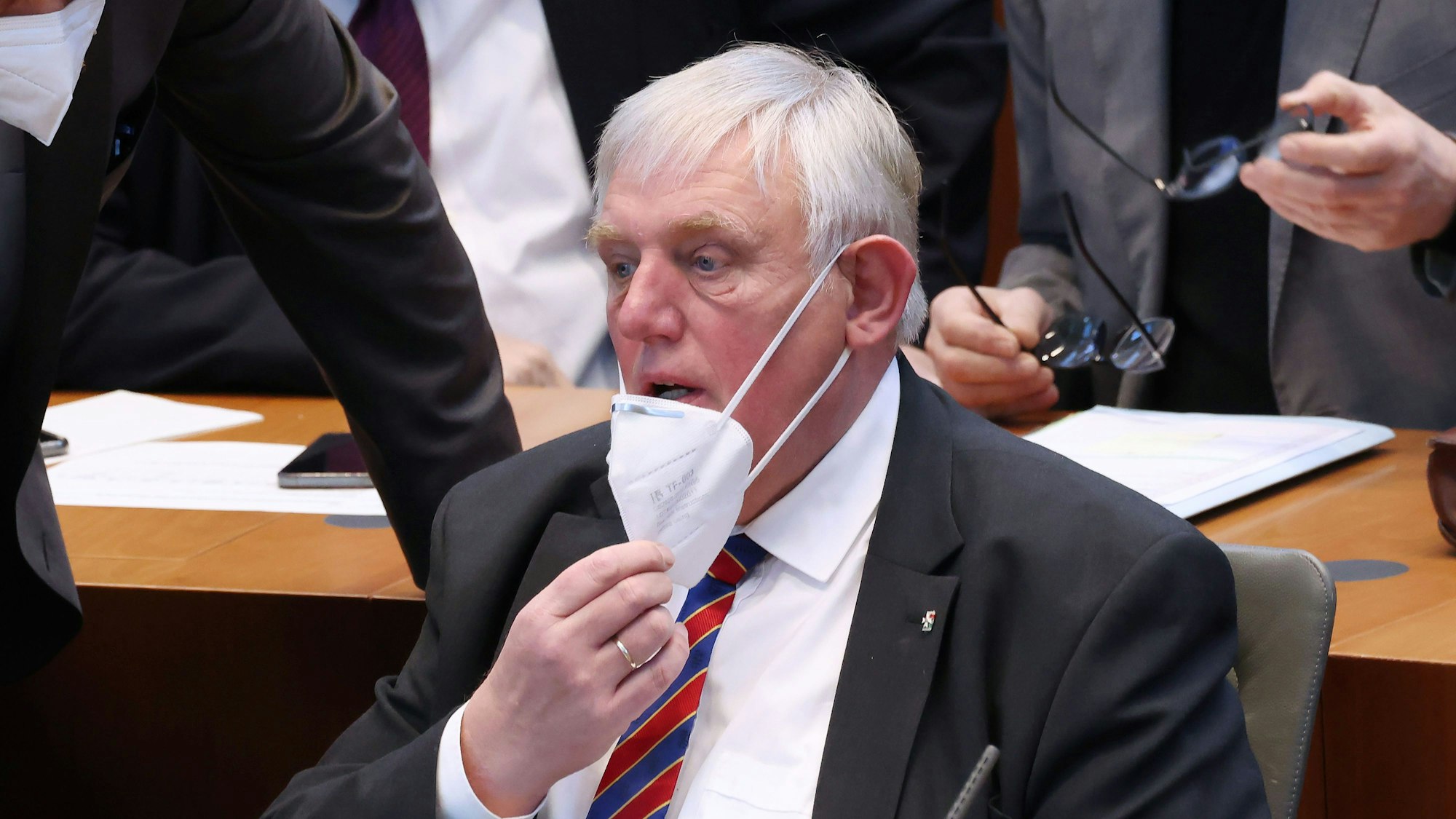 Karl-Josef Laumann (CDU), Gesundheitsminister von Nordrhein-Westfalen, sitzt im Februar 2022 mit einer FFP2-Maske im Landtag.