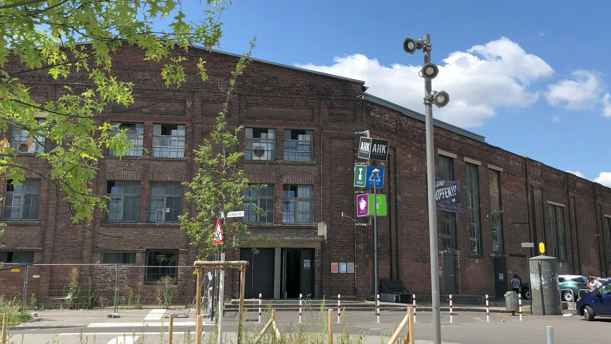 Außenansicht Jugendzentrum Abenteuerhallen Kalk