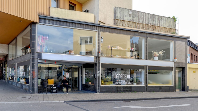 18.07.2025
Köln:
Caféeröffnung in Neuehrenfeld: Das Café Lebens.Art befindet sich direkt an der Subbelrather Straße Ecke Wißmannstr.