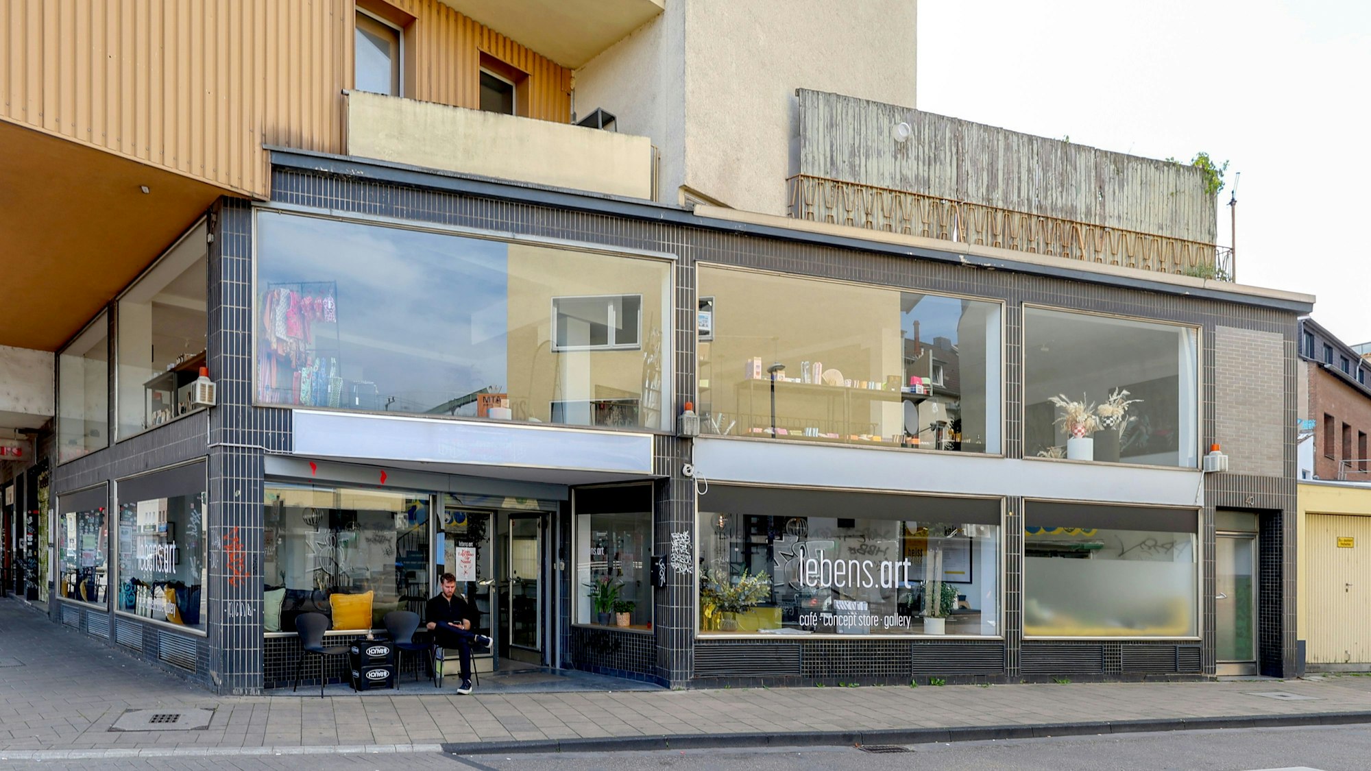 Das Bild zeigt das Café von außen.