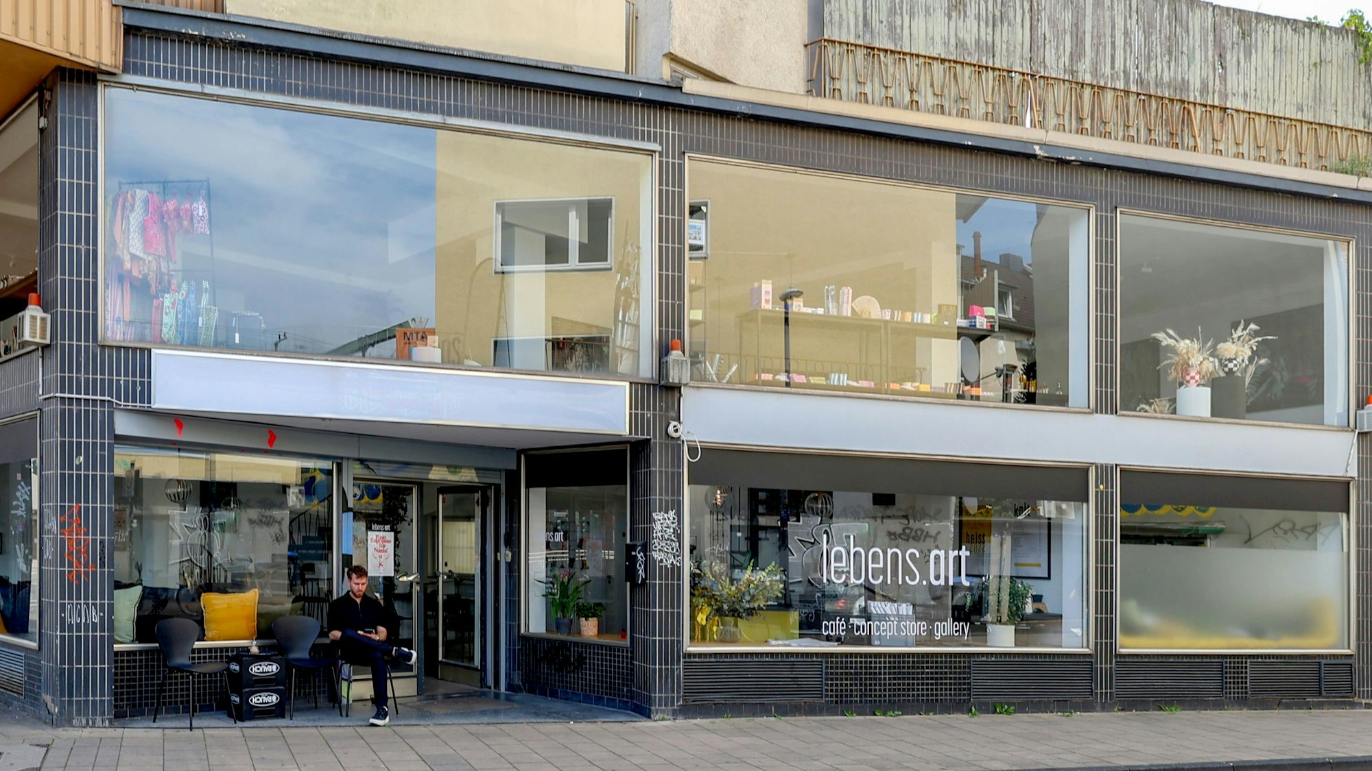 18.07.2025
Köln:
Caféeröffnung in Neuehrenfeld: Das Café Lebens.Art befindet sich direkt an der Subbelrather Straße Ecke Wißmannstr.