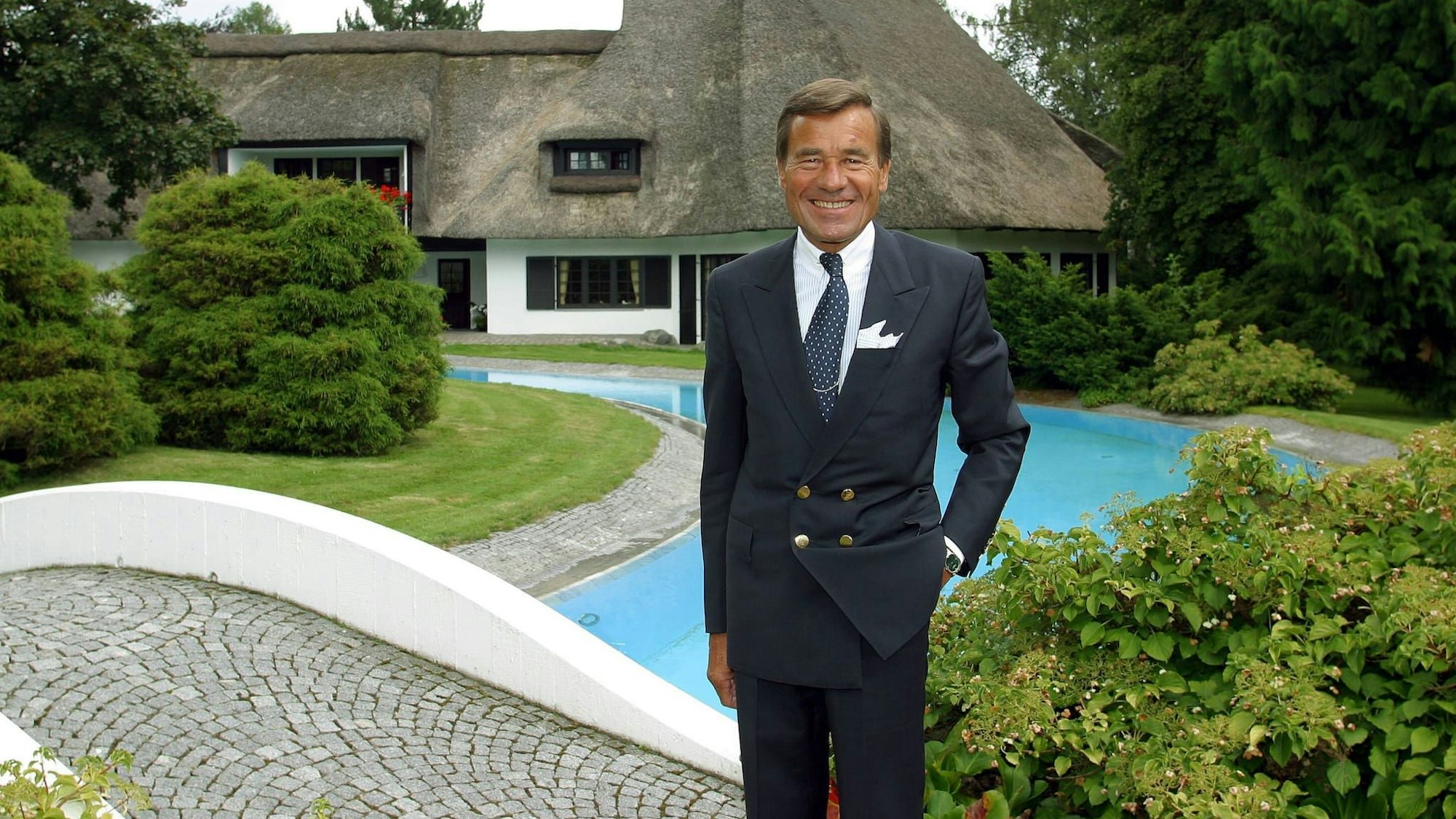 Wolfgang Grupp vor seinem Haus in Burladingen. stock&people