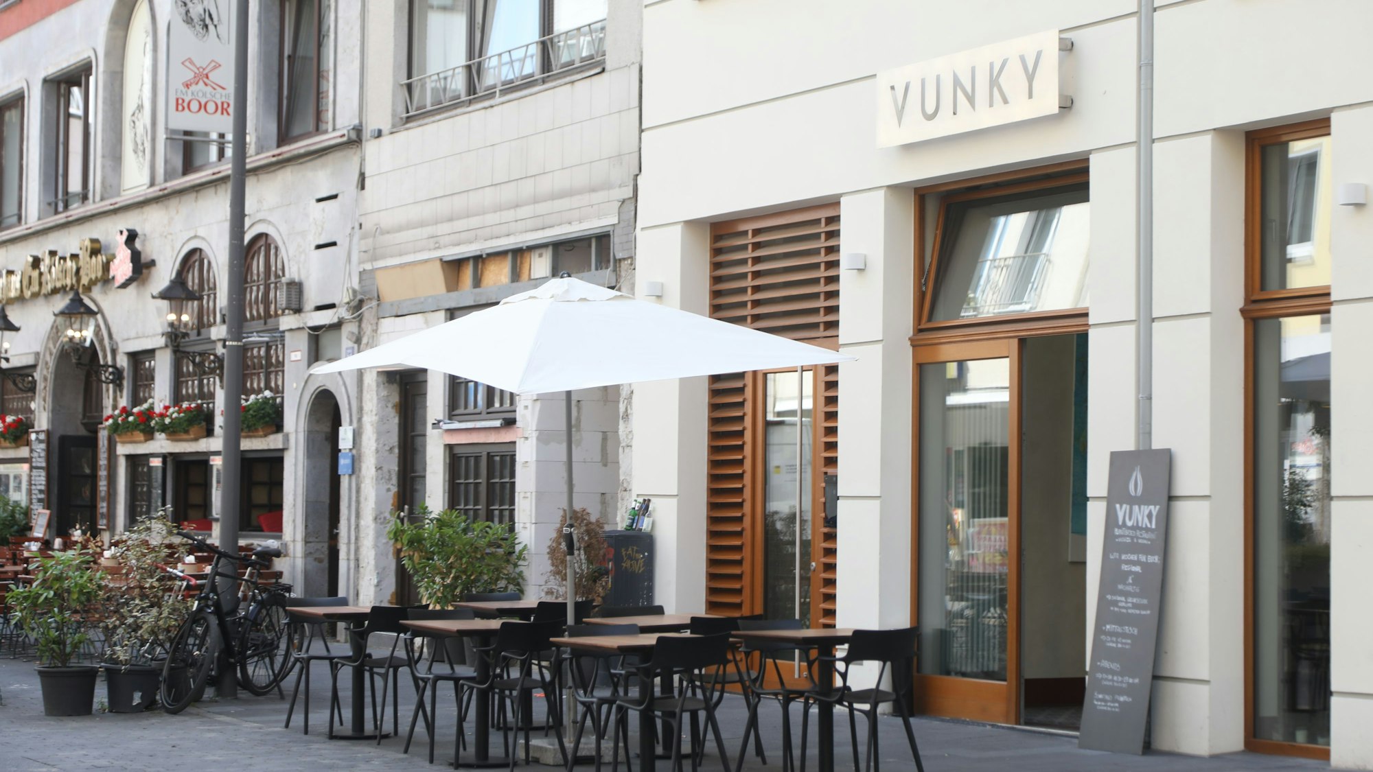 Am Kölner Eigelstein ist jetzt nicht nur Musik, sondern auch Gemüse pur. Das Restaurant Vunky mit ein paar Tischen draußen und einem hübschen holzigen Eingang bietet mit einer „pflanzenbasierten Küche“ tolle Produkte und pure Aromen.