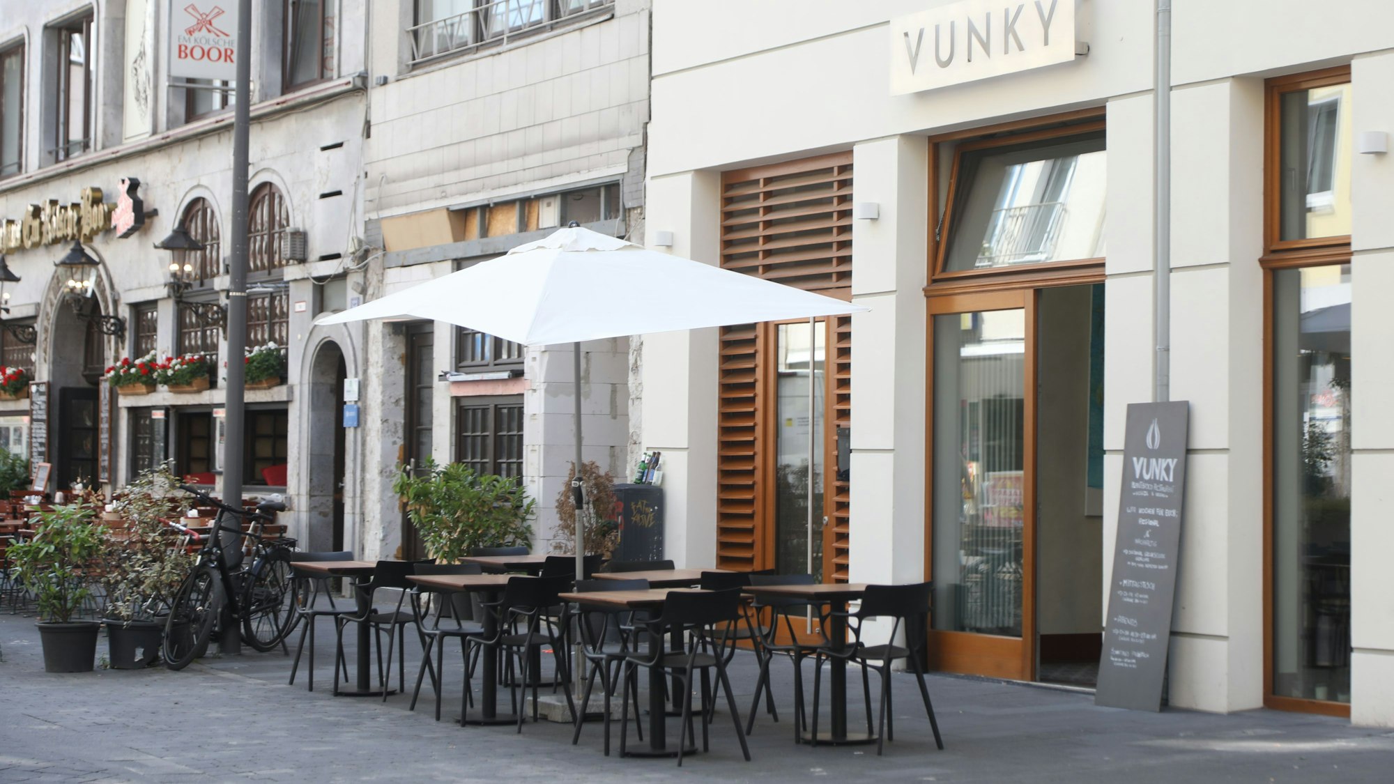 Das Restaurant Vunky am Eigelstein von außen mit Außengastronomie.