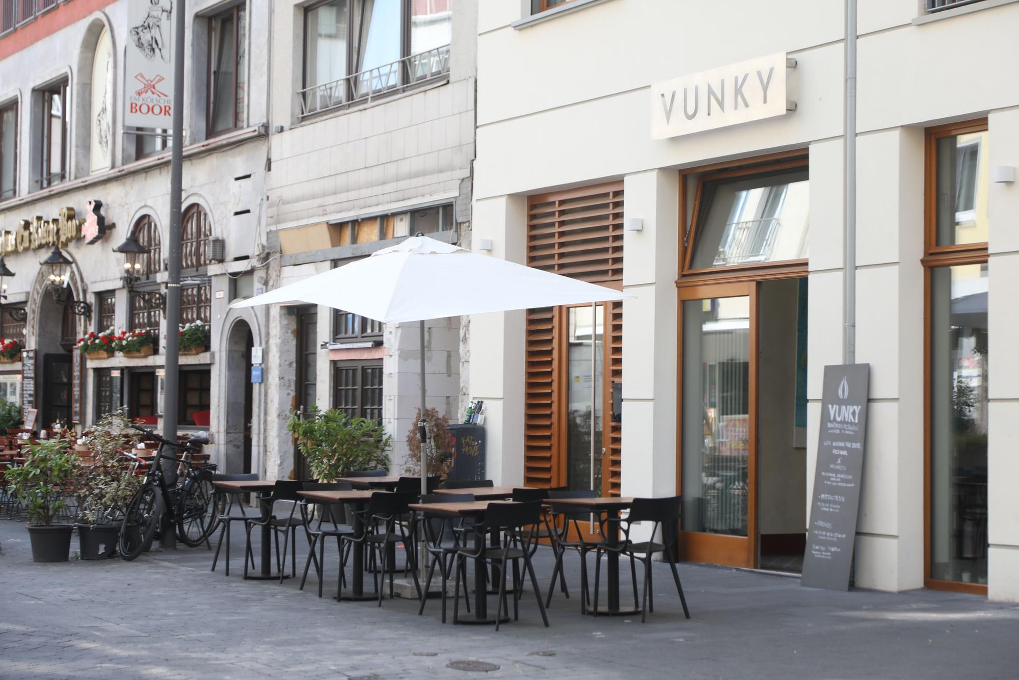 17.07.2025, Köln: Gastrokritik von Carsten Henn („Henns Geschmackssache“) über das „Vunky“. Am Kölner Eigelstein ist jetzt nicht nur Musik, sondern auch Gemüse pur. Das Restaurant Vunky bietet mit einer „pflanzenbasierter Küche“ tolle Produkte und pure Aromen. Foto: Arton Krasniqi