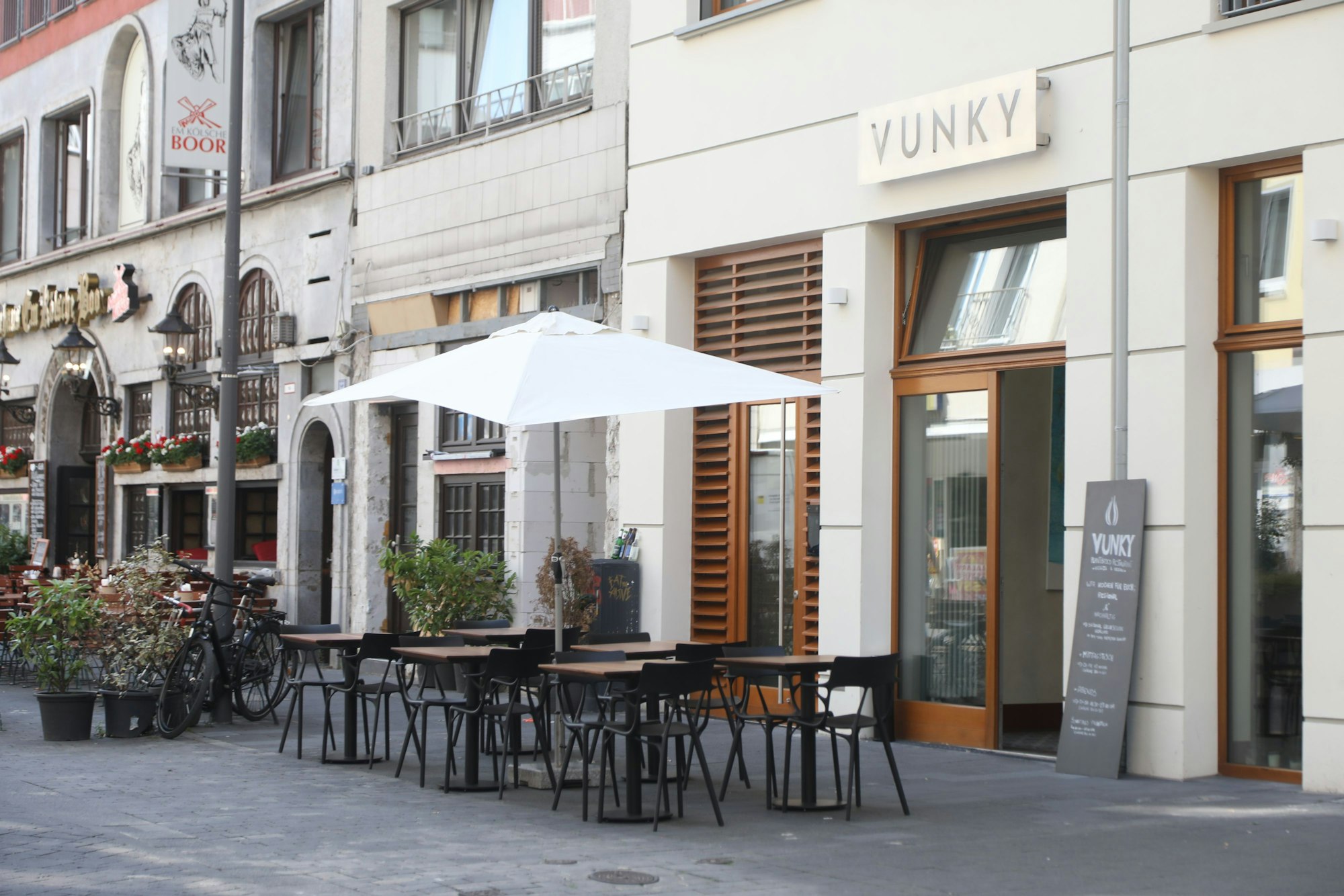 17.07.2025, Köln: Gastrokritik von Carsten Henn („Henns Geschmackssache“) über das „Vunky“. Am Kölner Eigelstein ist jetzt nicht nur Musik, sondern auch Gemüse pur. Das Restaurant Vunky bietet mit einer „pflanzenbasierter Küche“ tolle Produkte und pure Aromen. Foto: Arton Krasniqi