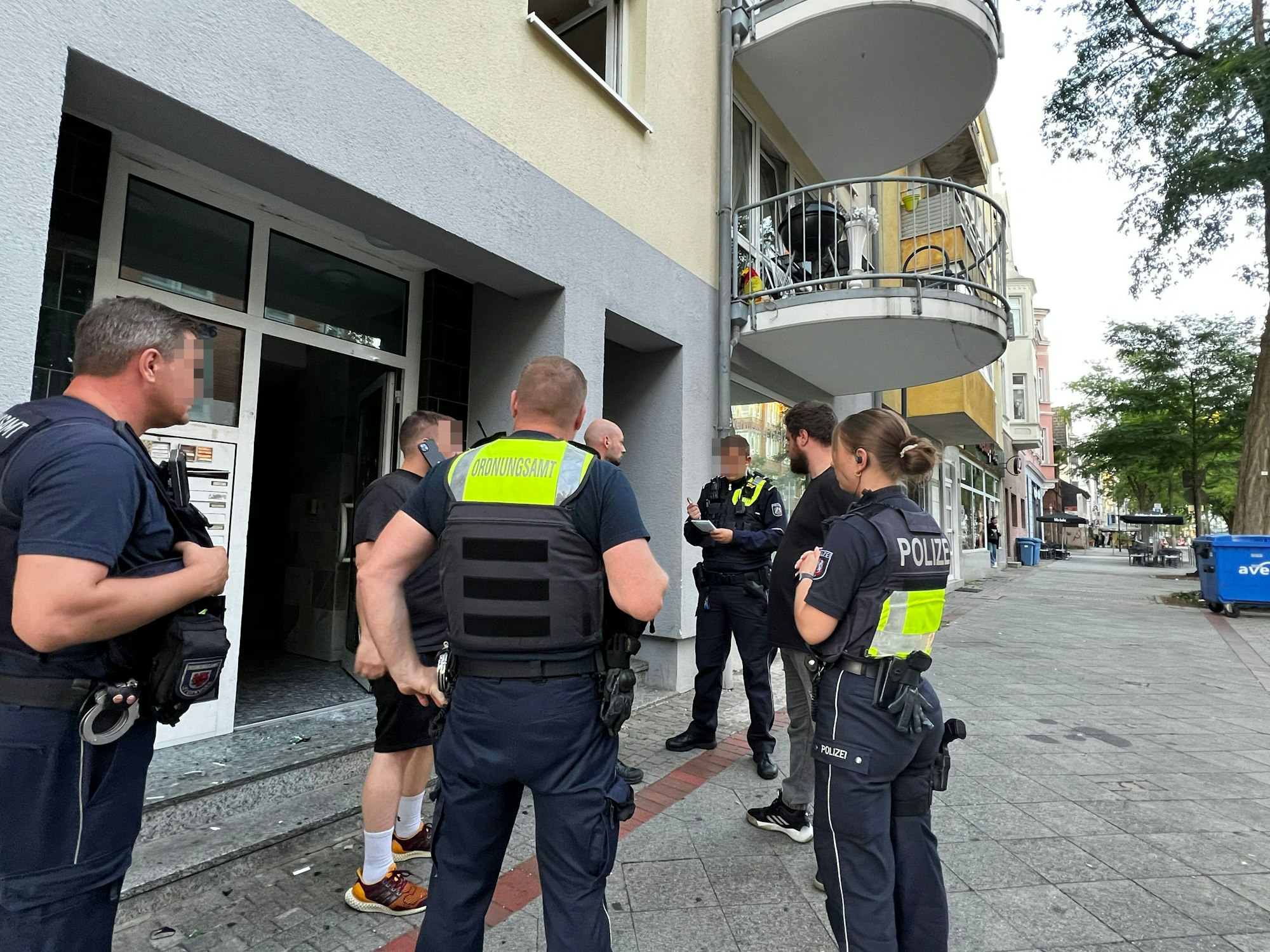 Nach dem Angriff: Polizei und Ordnungsamt beraten, was zu tun sei.