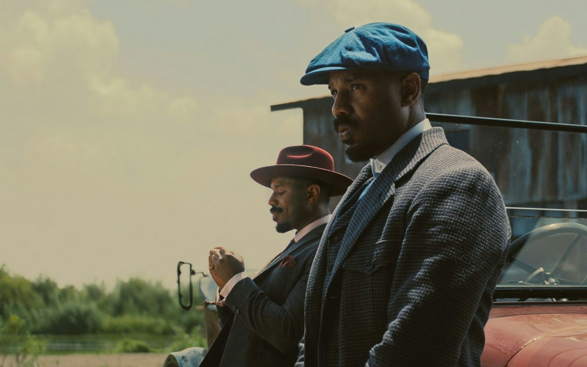 Michael B. Jordan in einer Doppelrolle: In „Blood & Sinners“ verkörpert er die Zwillinge Smoke und Stack. (Bild: 2025 Warner Bros. Entertainment Inc.)