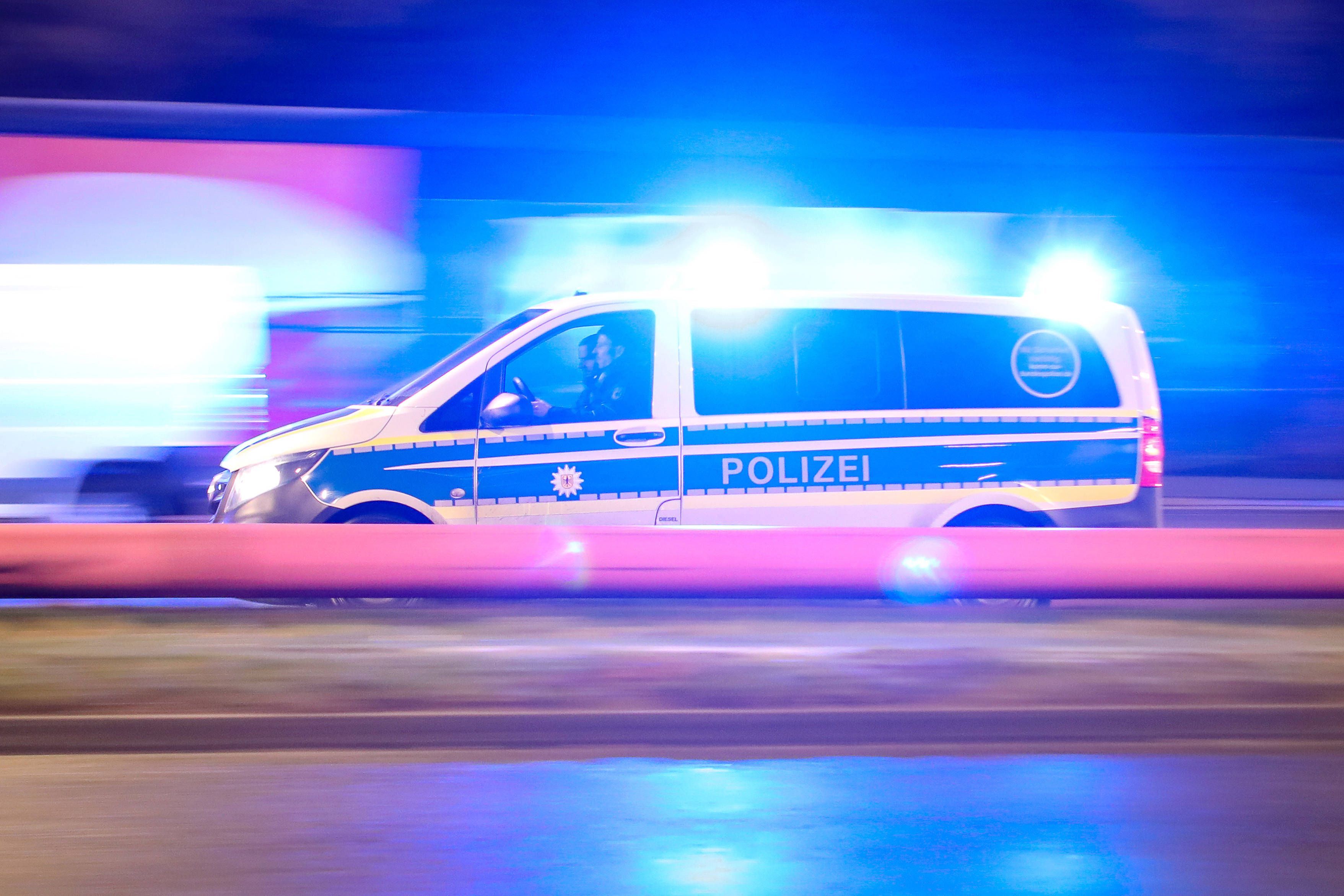 Ein Einsatzfahrzeug der Polizei fährt mit Blaulicht zu einem Einsatz. (Archivfoto)