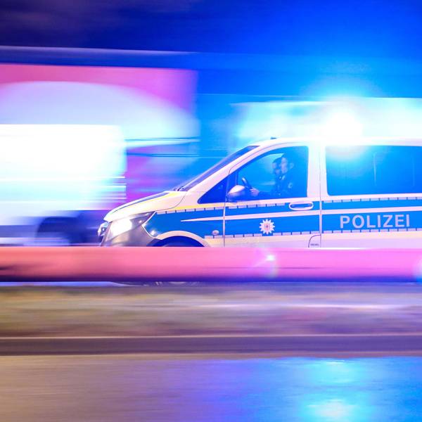 Ein Einsatzfahrzeug der Polizei fährt mit Blaulicht zu einem Einsatz. (Archivfoto)