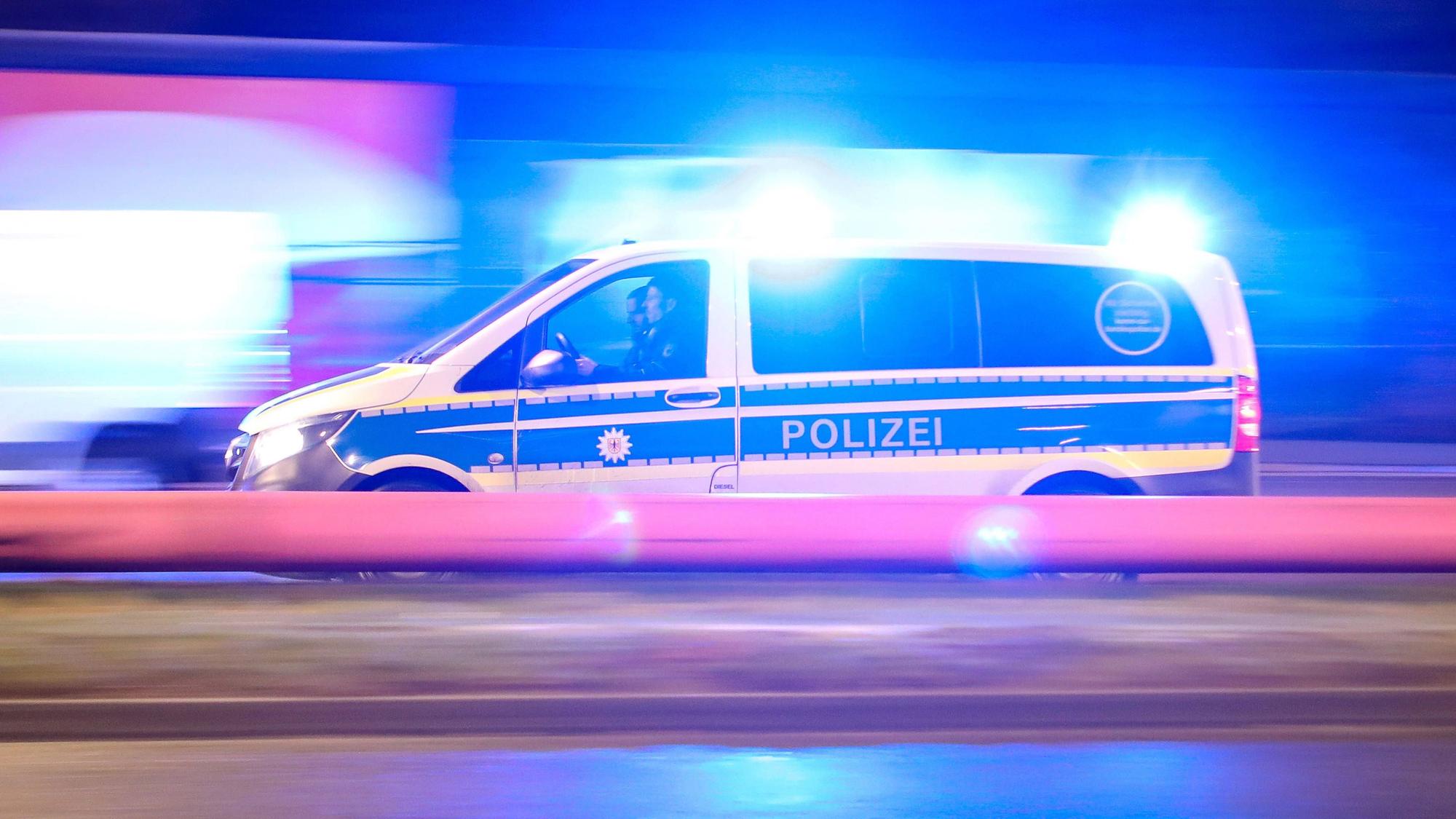 Ein Einsatzfahrzeug der Polizei fährt mit Blaulicht zu einem Einsatz. (Archivfoto)