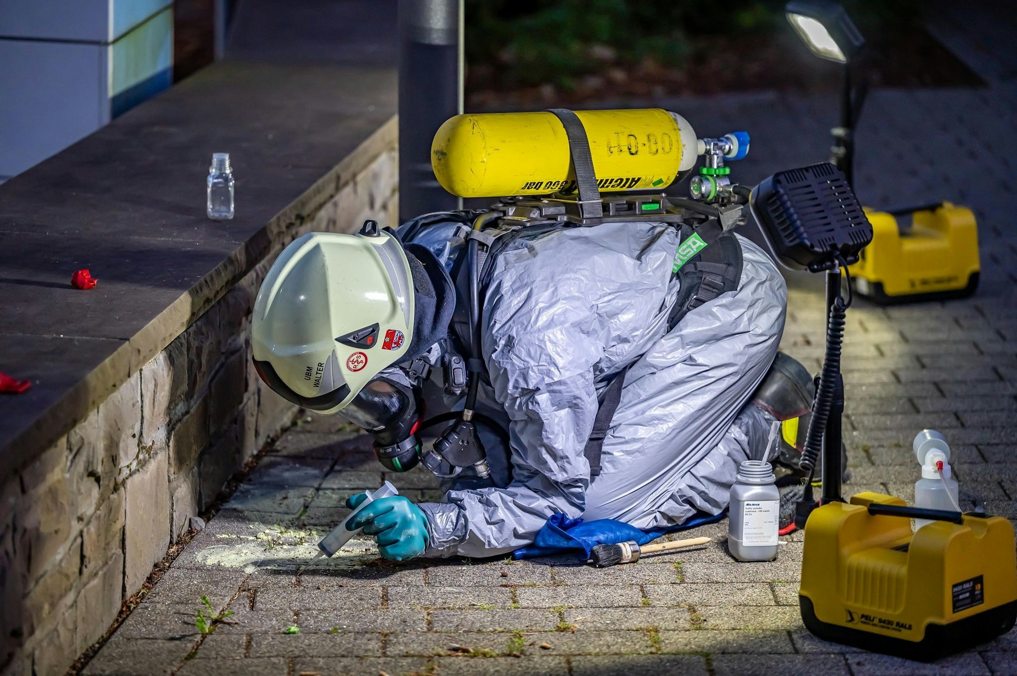 Auf einer Mauer hat die Feuerwehr in Nümbrecht giftiges Quecksilber gefunden.