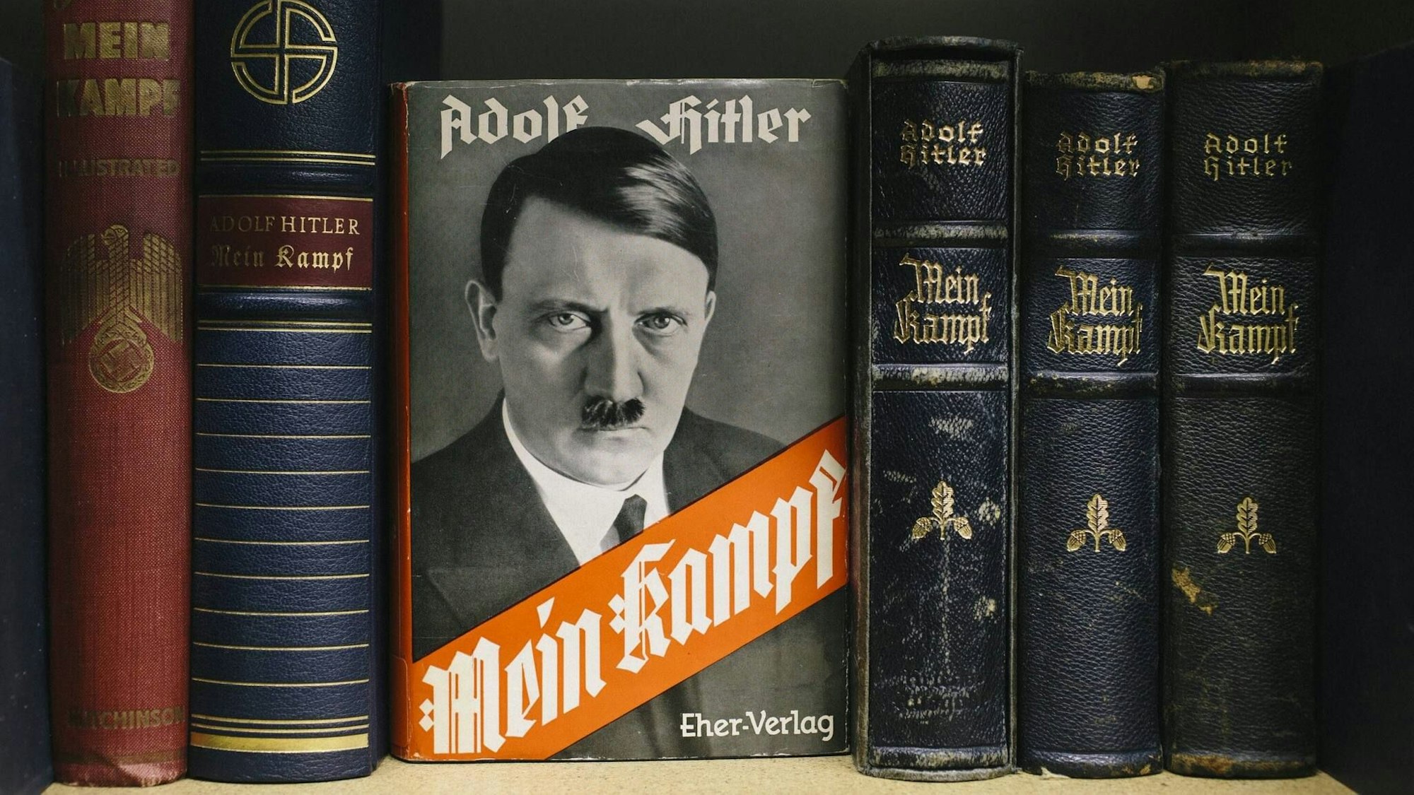 Historische Ausgaben des Buches "Mein Kampf" von Adolf Hitler im NS-Dokumentationszentrum der Stadt Köln.