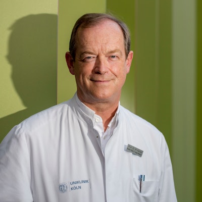 Das Foto zeigt einen Mann in Arztkittel.