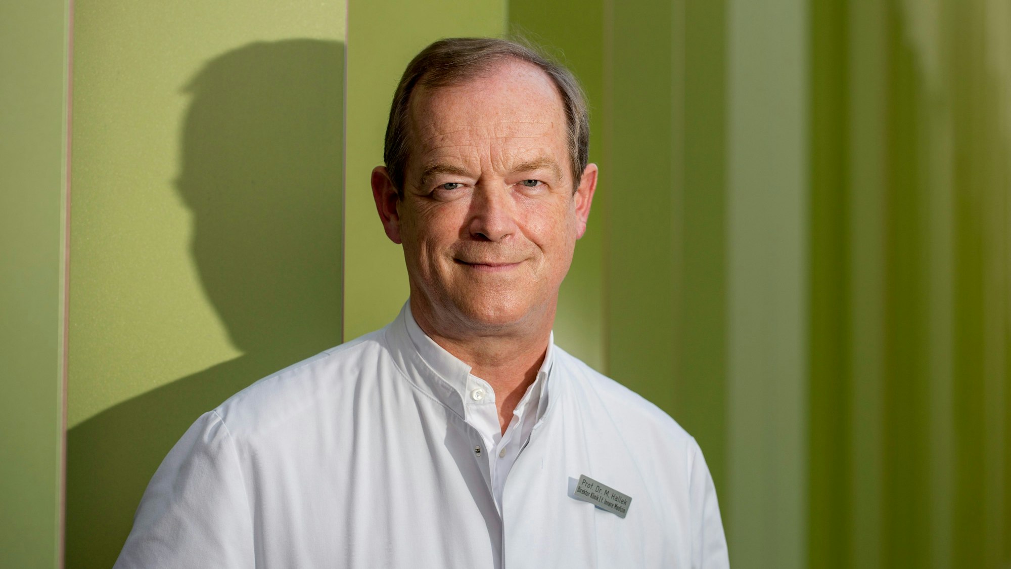 Das Foto zeigt einen Mann in Arztkittel.