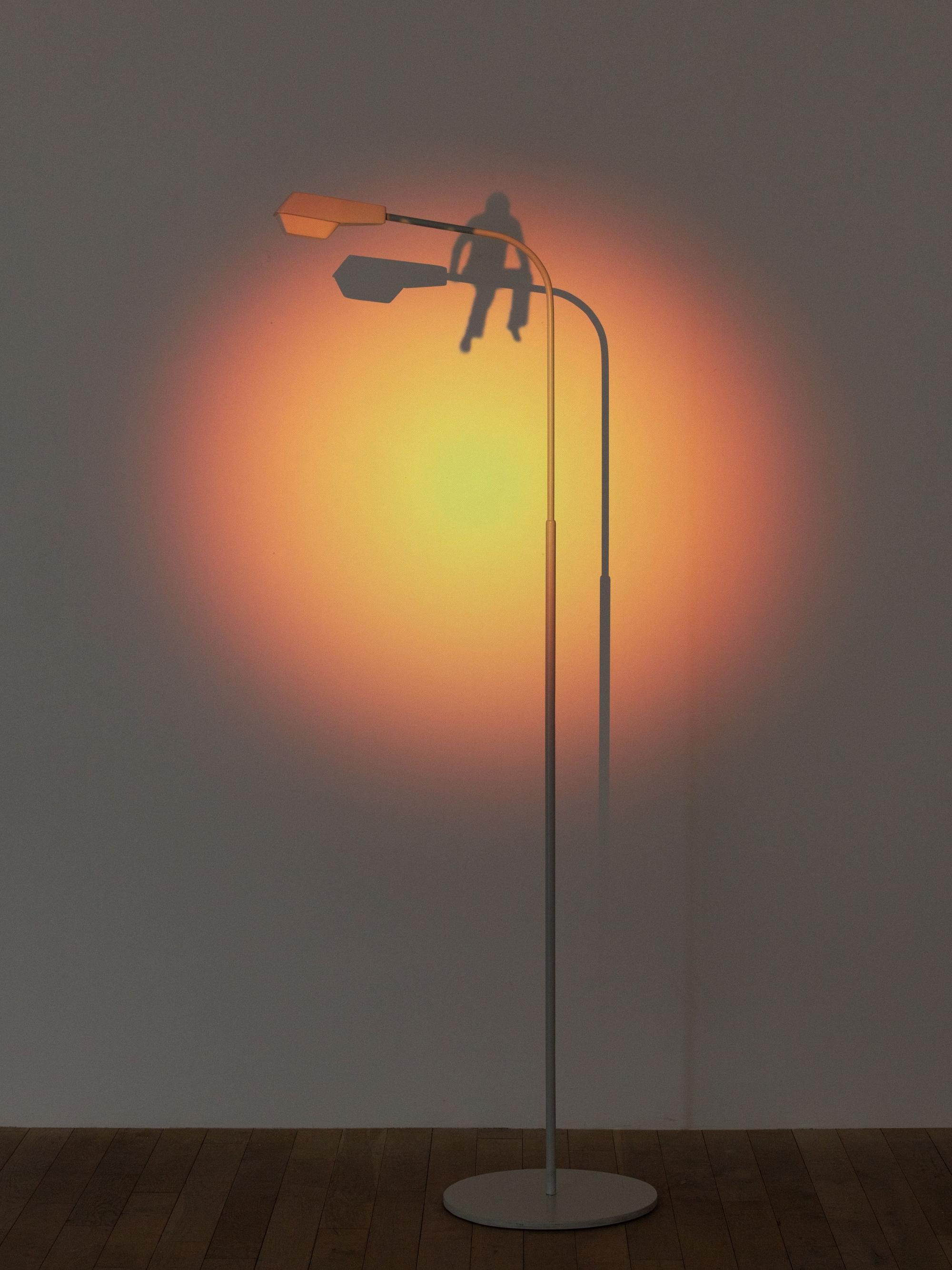 Eine Lampe steht vor einer Wand.