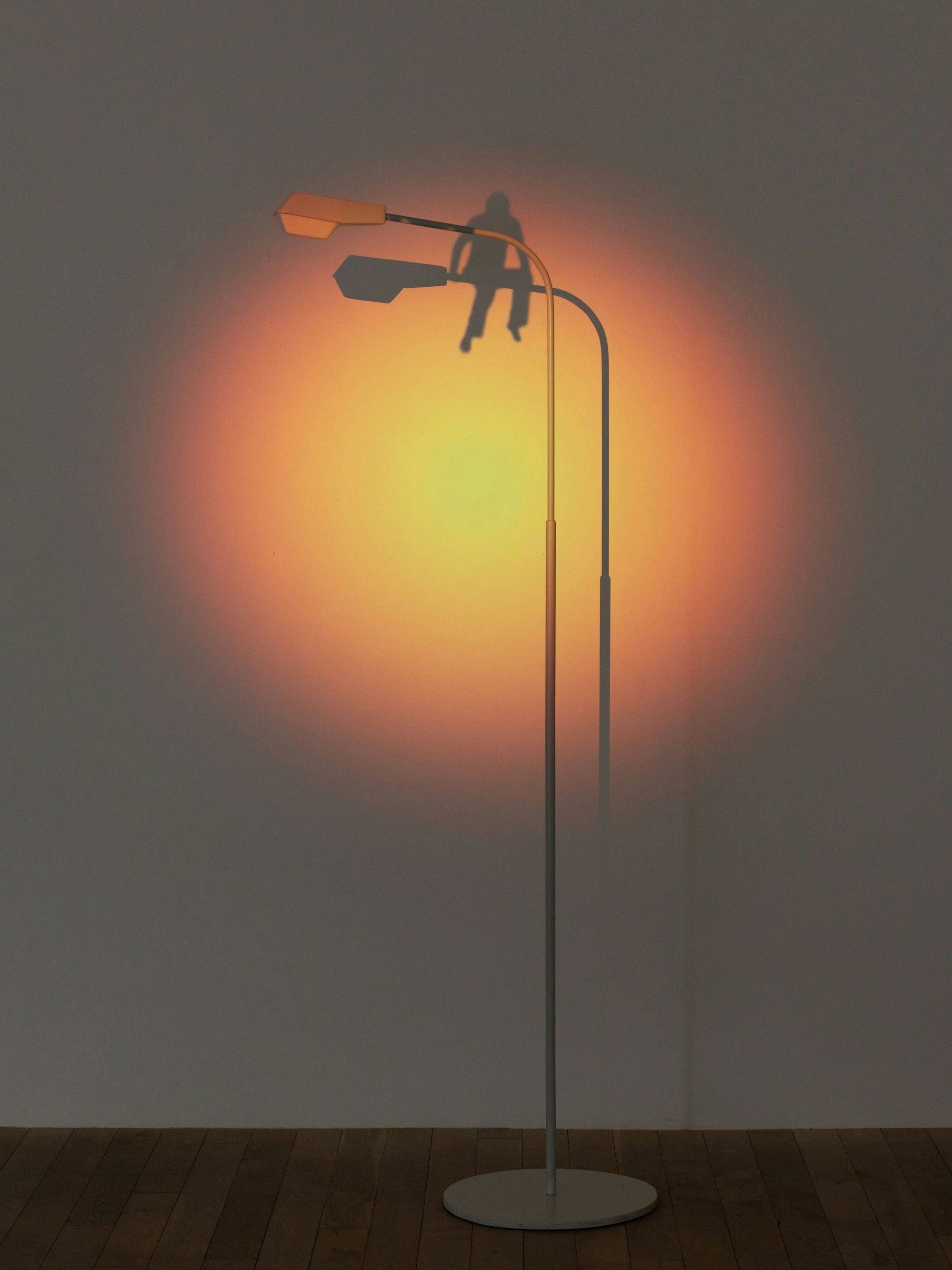 Eine Lampe steht vor einer Wand.