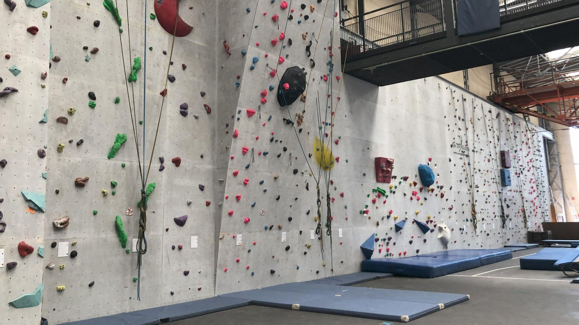 Kletterwand in den Abenteuerhallen Kalk