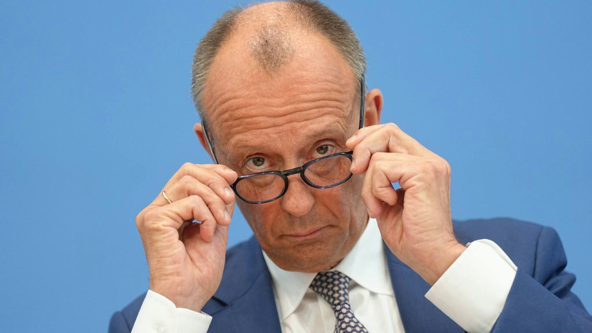 Bundeskanzler Friedrich Merz (CDU) bei seiner ersten Sommer-Pressekonferenz in der Bundespressekonferenz.