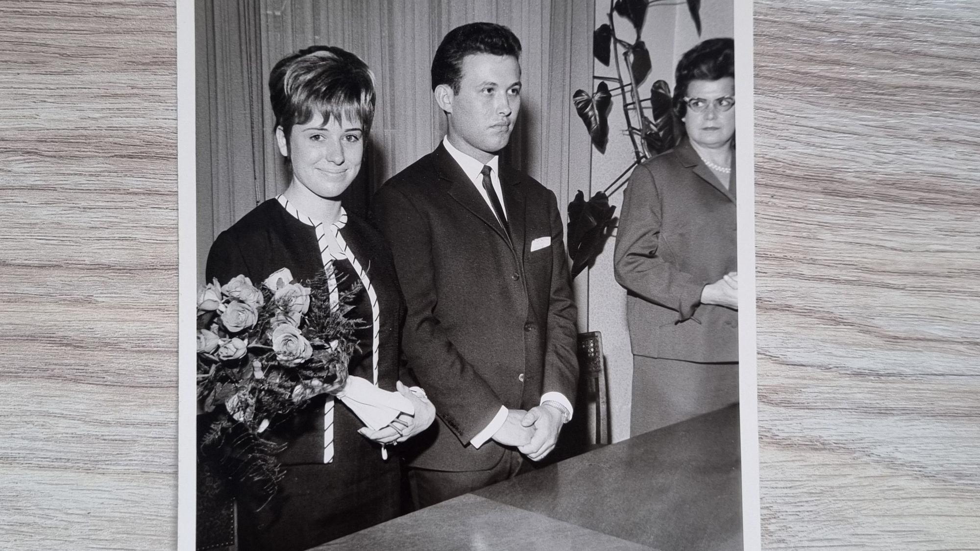 Ein Schwarz-Weiß-Foto von einem Hochzeitspaar